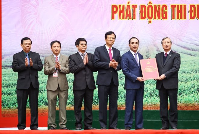  Đồng chí Trần Quốc Vượng trao Quyết định của Thủ tướng Chính phủ phê duyệt Quy hoạch tổng thể phát triển Khu du lịch quốc gia Tân Trào cho lãnh đạo tỉnh Tuyên Quang.